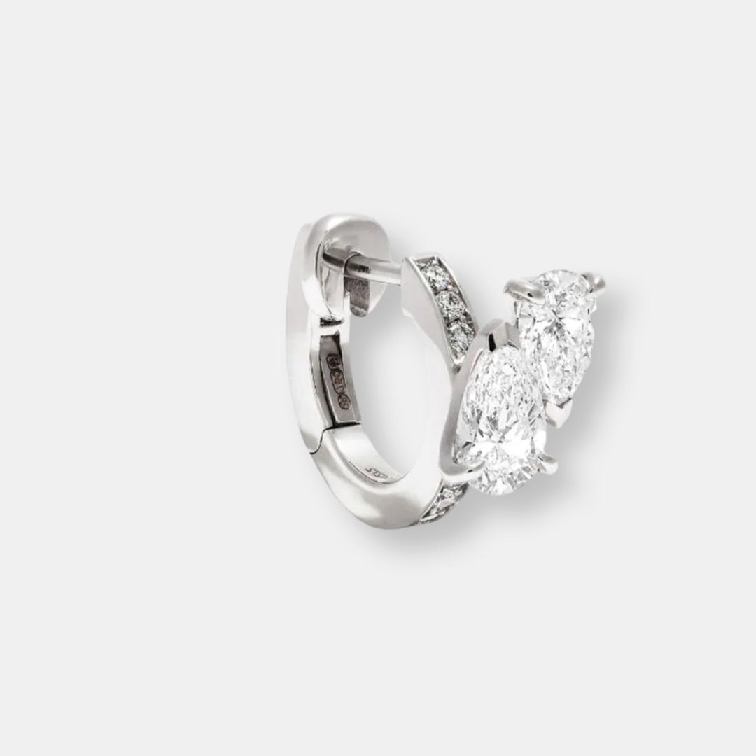 Mono boucle d'oreille serti sur vide en or blanc pavée de diamants