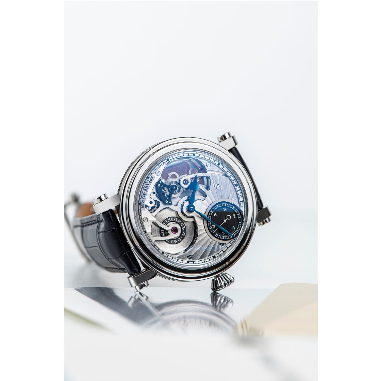 Montre openworked