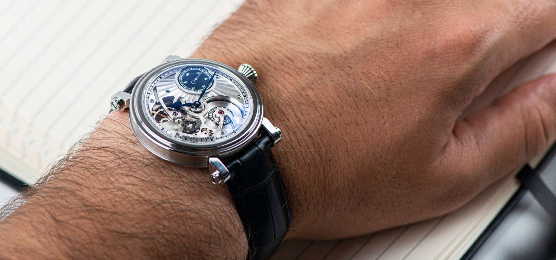 Montre openworked