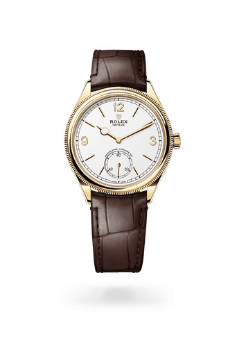 Montre Rolex 1908 dans 1908 avec un cadran Blanc intense, lunette Bombée et cannelée et bracelet Bracelet en cuir.